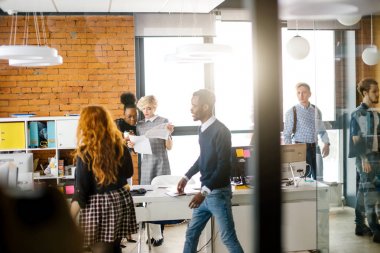 sarışın lideri iş toplantı planı denetliyor