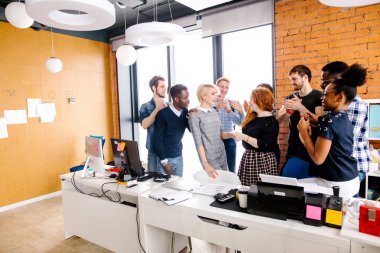 Ofis çalışanları onların patron yüksek maaş ve sigorta primi için teşekkür ediyorsun