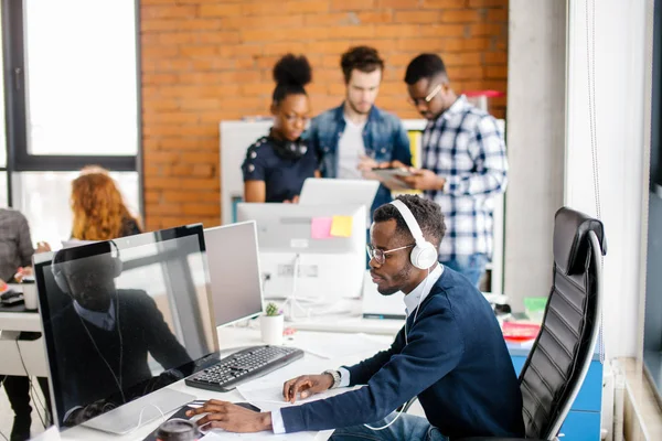 Jeune programmeur africain travaillant sur ordinateur personnel — Photo