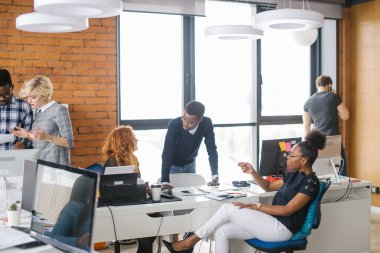 iki Afrika insanlar motive kız Kızıl saçlı reccomendations verilmesi