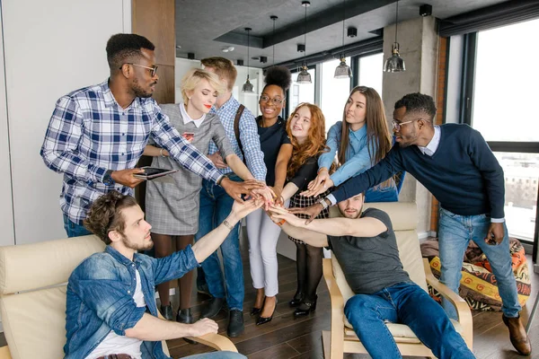 Diverses mains de jeunes en tant que symbole de leur amitié — Photo