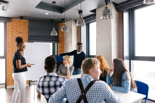 Trabajadores negros que utilizan el rotafolio para transmitir la idea del comercio — Foto de Stock