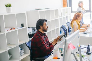 Gözlük hesap makinesi iş kullanarak Hint muhasebeci