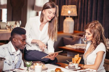 Toplantı bir kafede gençler.