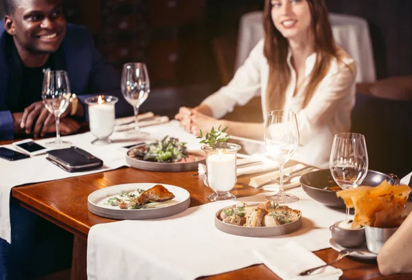 Gruppo di amici che si godono una cena in un ristorante . — Foto Stock