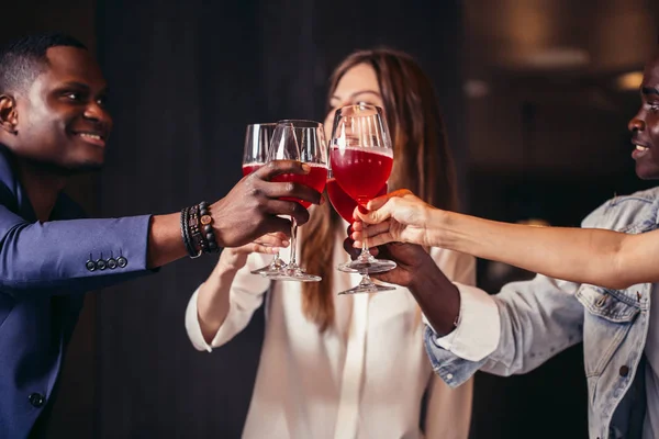 Grupo de amigos disfrutando de la fiesta de fin de semana en el restaurante — Foto de Stock