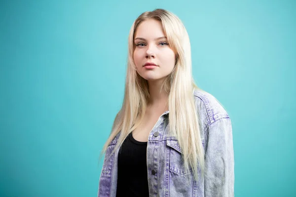 Blond jong vrouw geïsoleerd over blauwe achtergrond. — Stockfoto