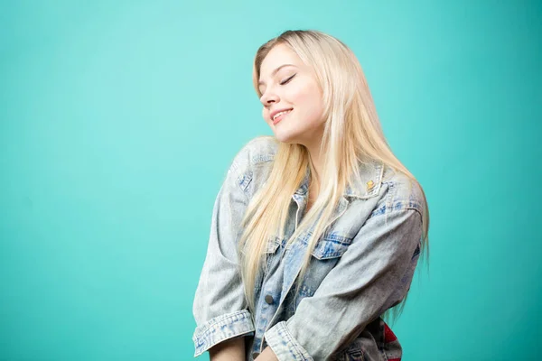 Una donna con gli occhi lucenti di amore e felicità — Foto Stock