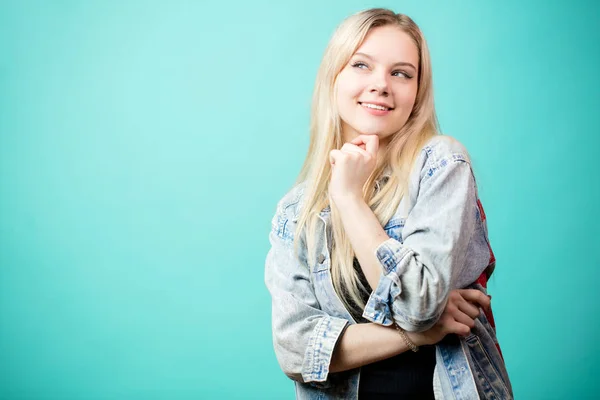 Porträt einer glücklichen blonden Frau in Jeansjacke — Stockfoto