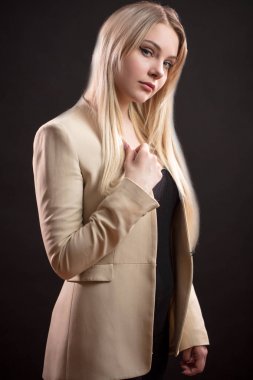 Resmi ceketli, kendine güveni tam, beyaz kadın ofis çalışanı..