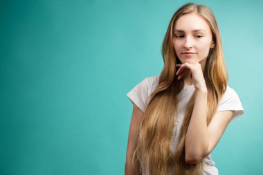 Genç doğal görünümlü beyaz kız, farklı pozlar, mavi arka planda duygular.