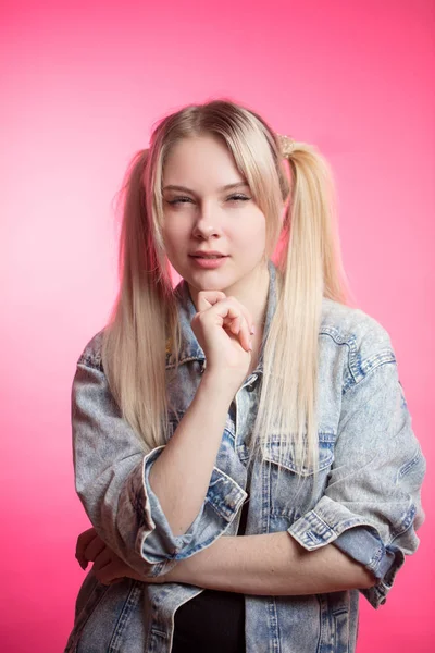 Retrato de uma bela mulher feliz no fundo rosa — Fotografia de Stock