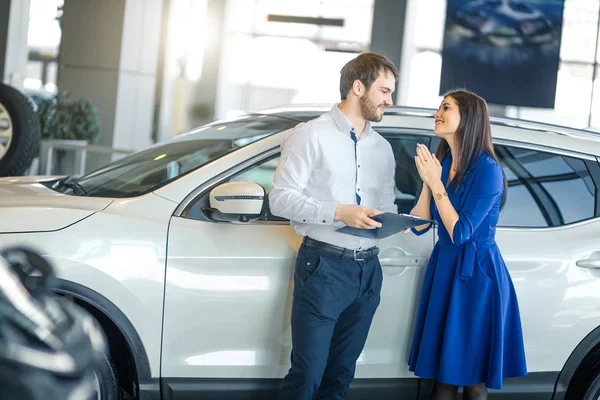 Betteln. Bitte. Junge Frau betet ihren Mann an, ihr ein neues Auto zu kaufen — Stockfoto