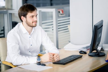 Ofiste masada oturan adam..