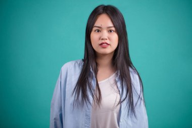 Çekici Asyalı kadın üzerinde izole mavi arka plan poz