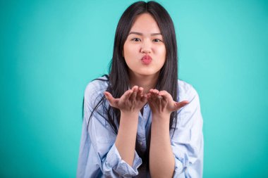 Farklı pozlar veren Asyalı genç bir kadın mavi sırtlı