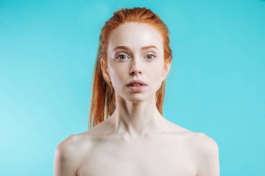 Stüdyoda poz Kızıl saçlı beyaz kadın modeli