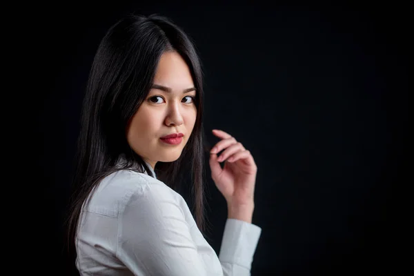 Asiatische junge Frau in Weiß über schwarzem Hintergrund. Schwarz-Weiß — Stockfoto