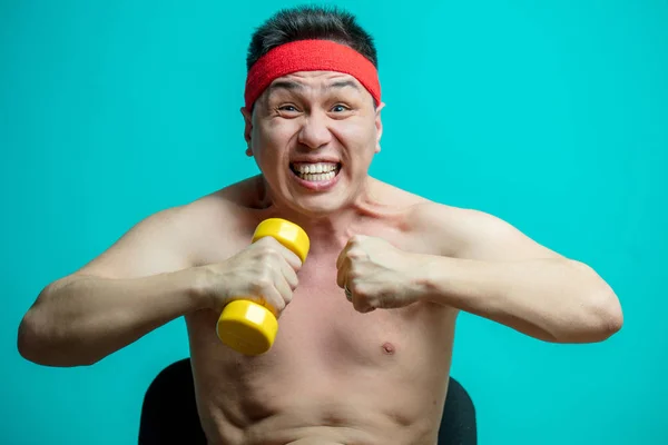 Azji emocjonalny mężczyzna z nagim tułowia ćwiczenia z hantlami — Zdjęcie stockowe