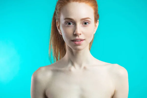 Stüdyoda poz Kızıl saçlı beyaz kadın modeli — Stok fotoğraf