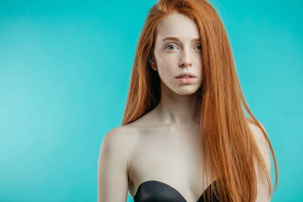 Modelka s červeným rozpuštěné vlasy a přírodní make-up vystupují nad — Stock fotografie
