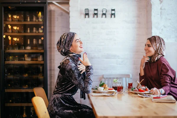 Duas mulheres muçulmanas no café, encontro de amigos — Fotografia de Stock