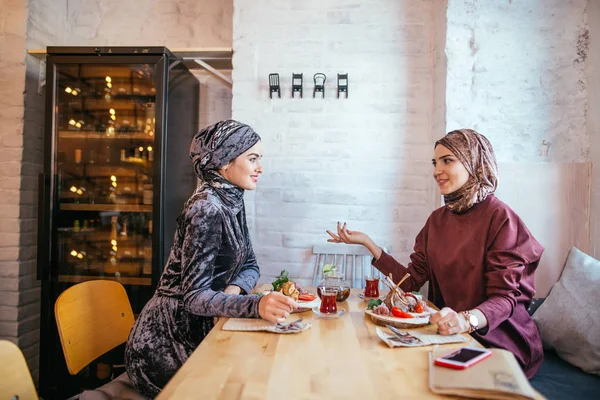 两个穆斯林妇女在咖啡馆, 朋友会议 — 图库照片