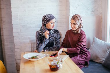İki Müslüman kadın toplantı arkadaşlar Cafe,