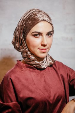 Asya muslimah kadın kamera arıyor