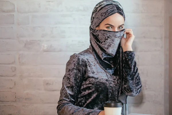 Dos mujeres musulmanas en la cafetería, reunión de amigos — Foto de Stock