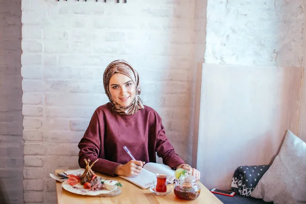 Mujer musulmana que trabaja en la cafetería — Foto de Stock