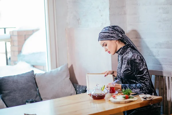 Mulher muçulmana trabalhando no café — Fotografia de Stock