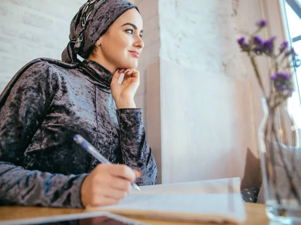 Muslim woman working in cafe — Stock Photo, Image