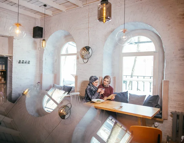 Dwa partnera za pomocą tabletu przed ich kawiarni — Zdjęcie stockowe