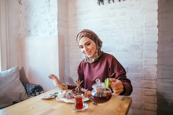 Asiático musulmán mujer verter té en taza — Foto de Stock