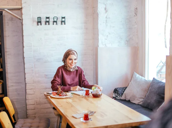 Muslimische Frau arbeitet in Café — Stockfoto