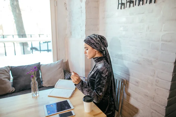 Mulher muçulmana trabalhando no café — Fotografia de Stock