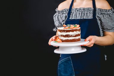 Pin-up stili kadın pasta sunar.