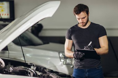 Araba motoru ve Pano içinde not almak kontrol Mechachic
