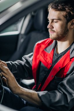 Mekanik oturan içinde araba arayan, dijital Tablet garajda