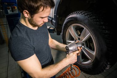 otomatik mekanik değişen araba tekerleği tamir garaj