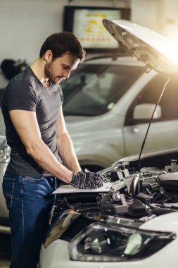Araba motoru ve Pano içinde not almak kontrol Mechachic