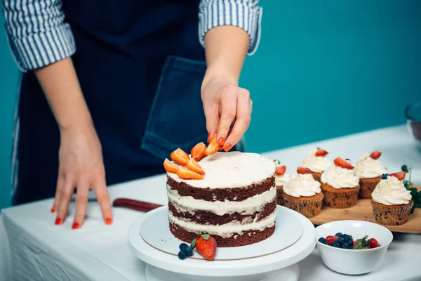 Proceso paso a paso de decoración de cupcakes con bayas —  Fotos de Stock