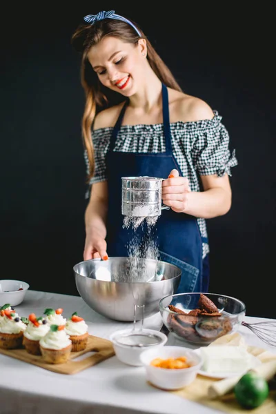 Confecioner blogger δίνει το μάθημα του ψησίματος κέικ. Μάστερ μαγειρικής — Φωτογραφία Αρχείου