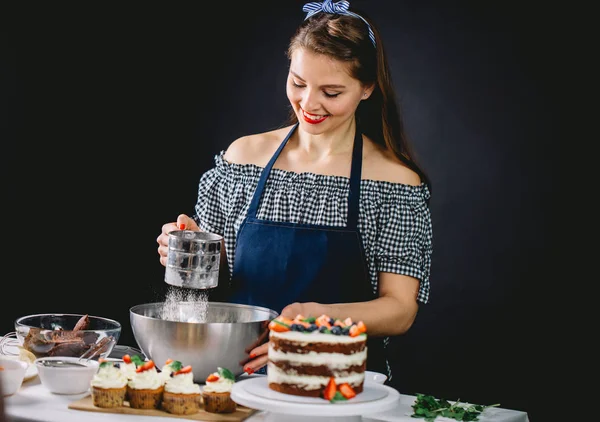 El blogger confitero da una lección de hornear pastel. Clase magistral culinaria —  Fotos de Stock