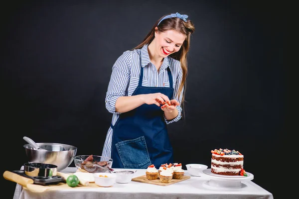 Γυναίκα διακόσμηση νόστιμο κέικ — Φωτογραφία Αρχείου