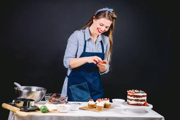 Femme décoration délicieux gâteau — Photo