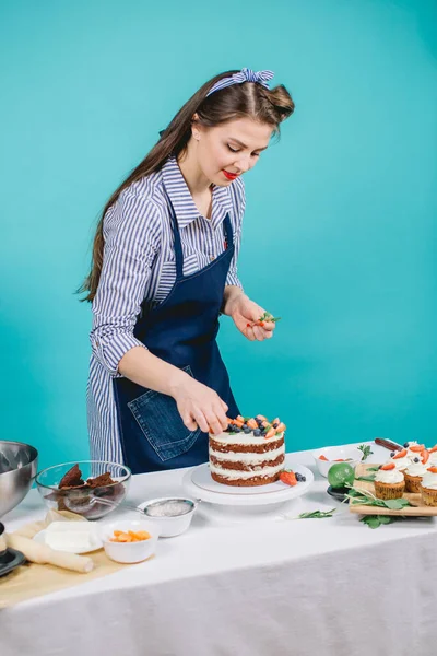 Mujer decoración delicioso pastel —  Fotos de Stock