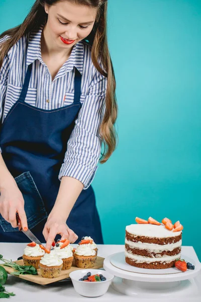 Femme décoration délicieux gâteau — Photo