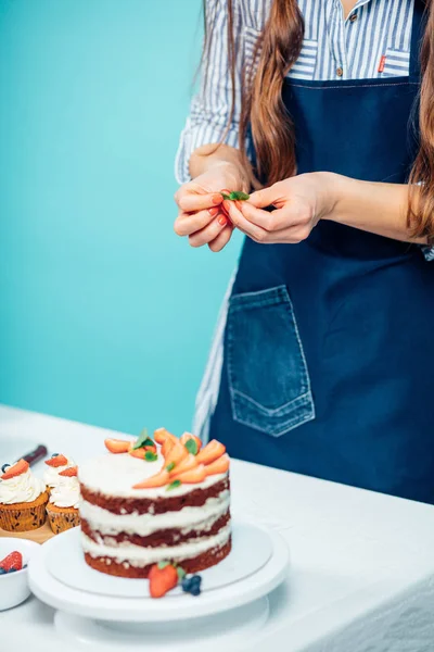 Mujer decoración delicioso pastel —  Fotos de Stock